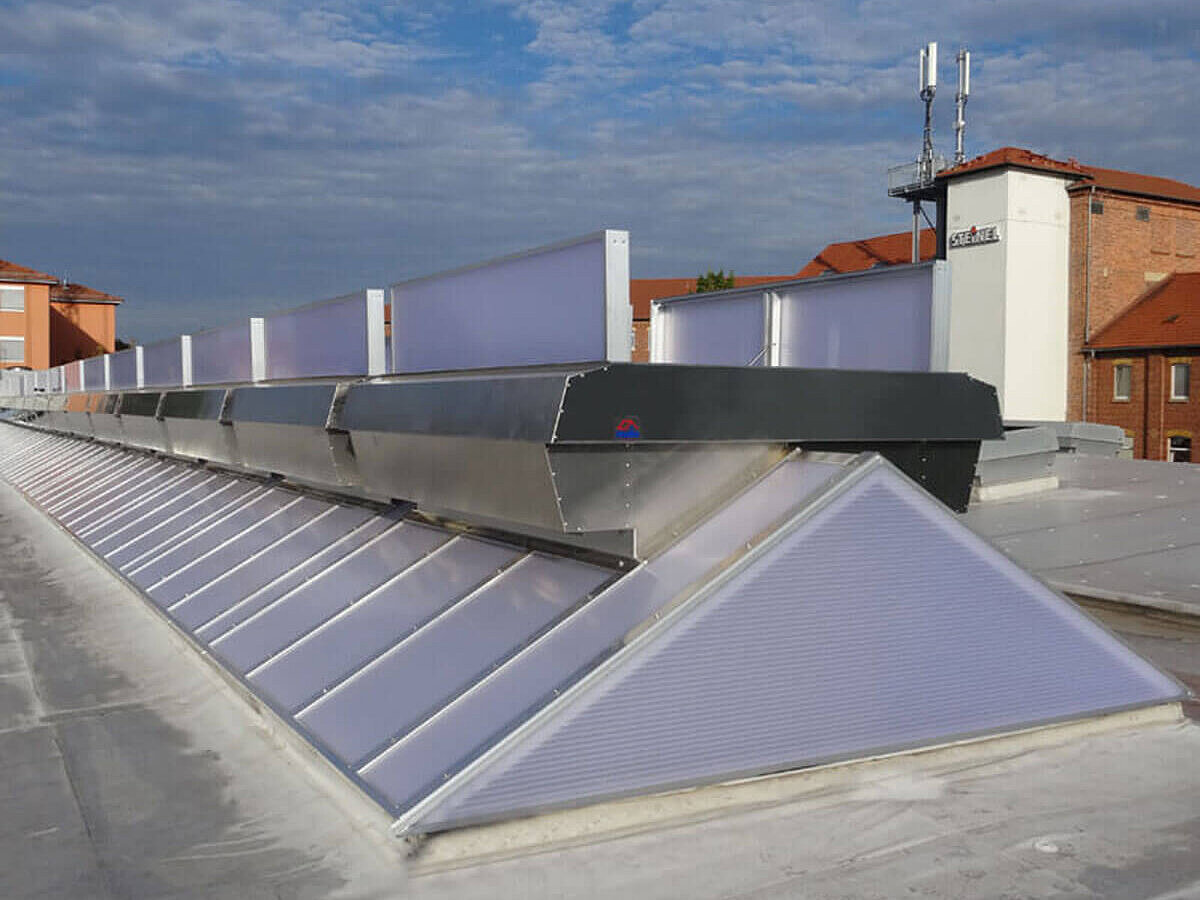 Perfekte Kombination von Tageslicht und Lüftung zu sehen ist der Mehrzwecklüfter Typ MEGAPHÖNIX