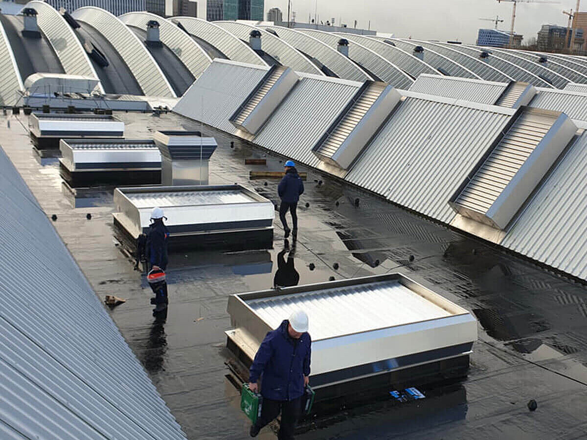 Mehrzwecklüfter für die Messe Amsterdam zu sehen sind Arbeiter am Mehrzwecklüfter