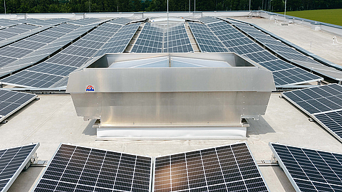 Lüftungssystem und Solarpaneele auf einem Flachdach